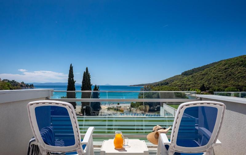 Deluxe Double Room with Balcony and Sea View image 2
