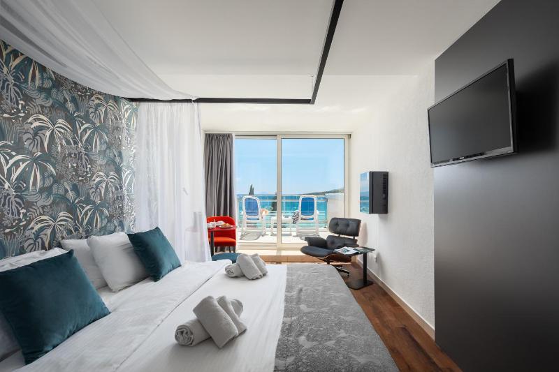 Deluxe Double Room with Balcony and Sea View image 1