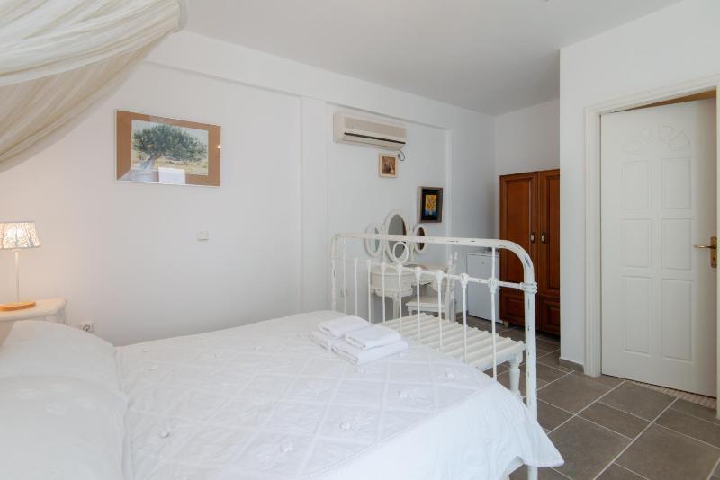 Standard Room with Mountain View image 1