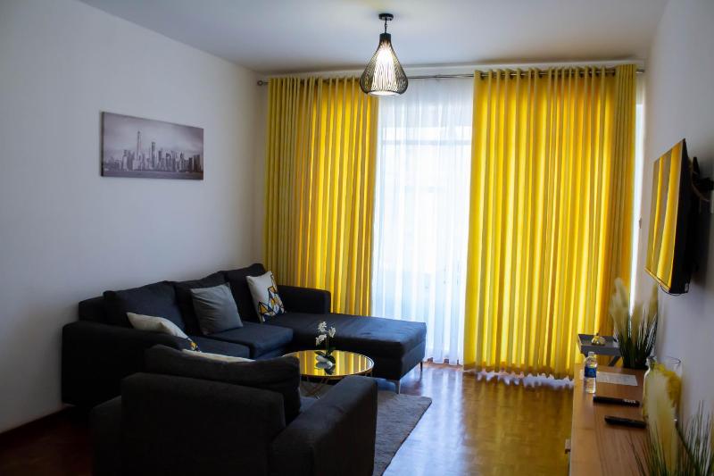 Apartment Sleeps 4 2 Baths Free Parking - image 11