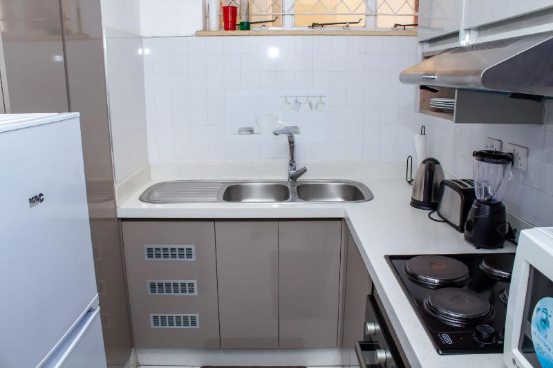 Apartment Sleeps 4 2 Baths Free Parking - image 15