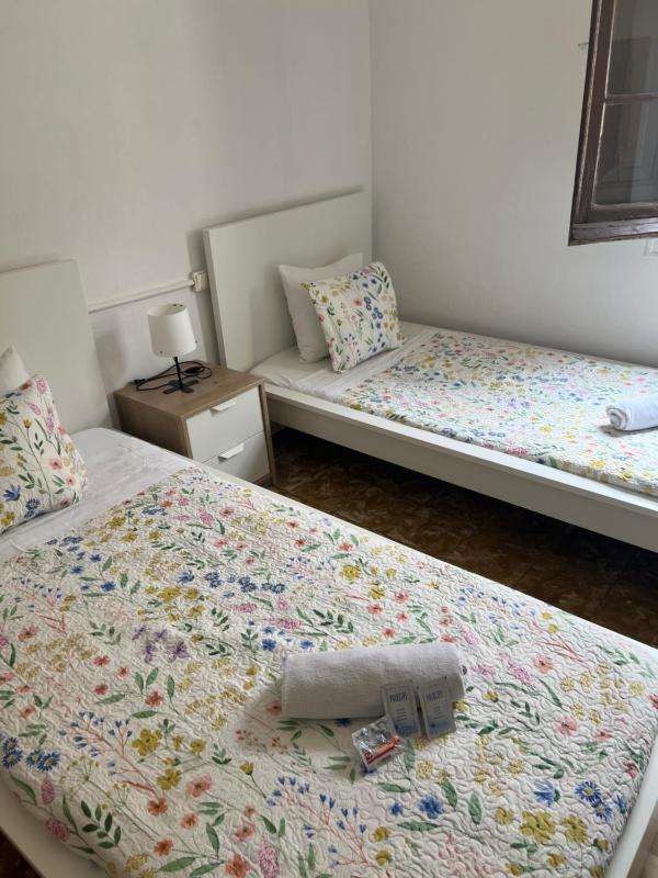 Twin Room with Shared Bathroom image 2