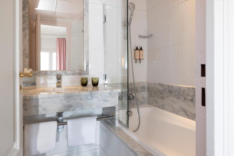 Superior Double Room with Balcony and with Spa Access image 4