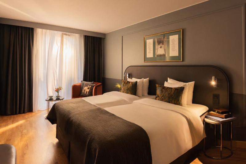 Classic Room with Shared Patio image 4
