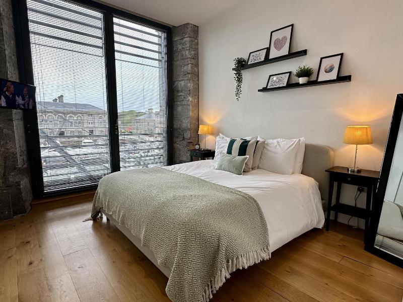 Three-Bedroom Apartment with Marina View image 1