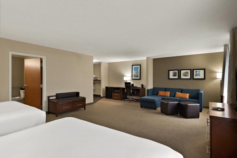 Queen Suite with 2 Queen Beds - Disability Access/Non-Smoking image 3
