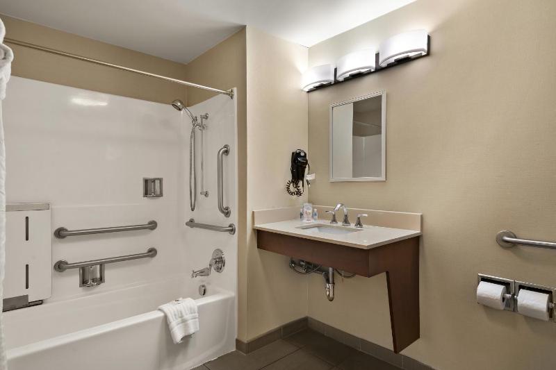 Queen Suite with 2 Queen Beds - Disability Access/Non-Smoking image 2