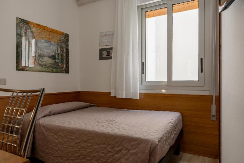 Small Single Room image 3