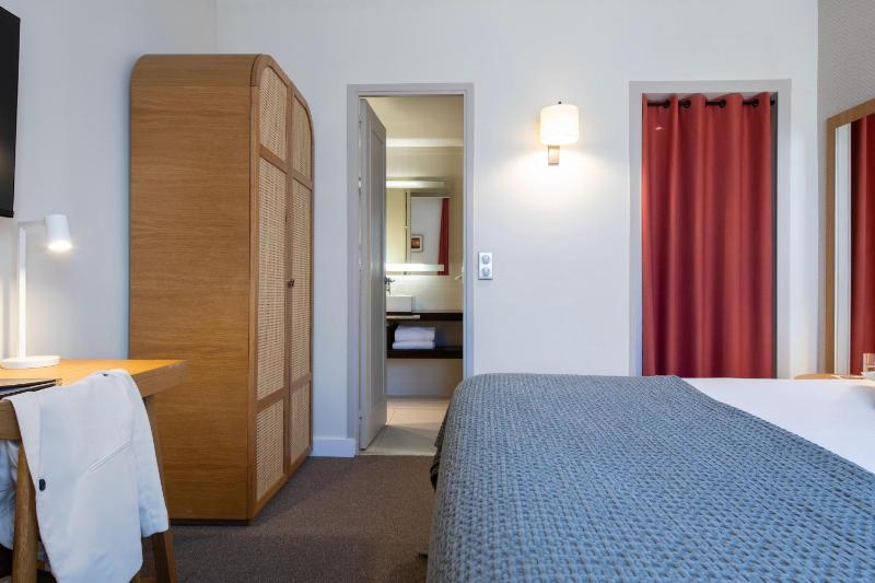 Classic Double Room image 4