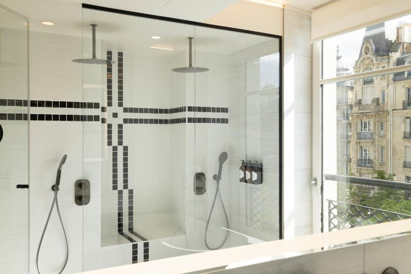 Junior Suite with Eiffel Tower View  image 4