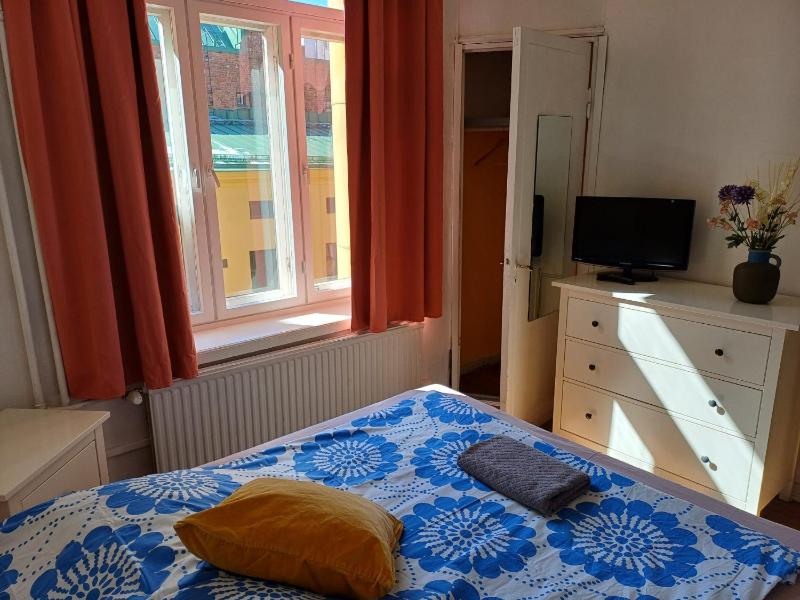 Single Room with Shared Bathroom image 3
