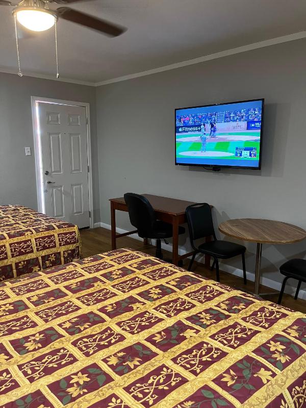 Queen Room with Pool View image 2