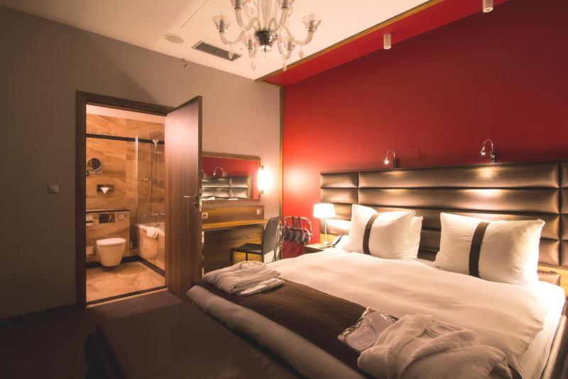 One-Bedroom Suite with Sofa Bed image 4