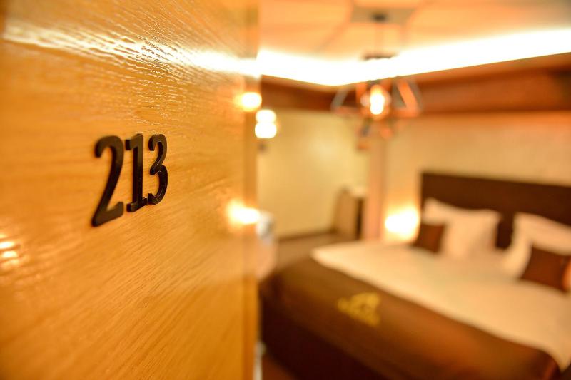 King Room with Spa Bath image 4