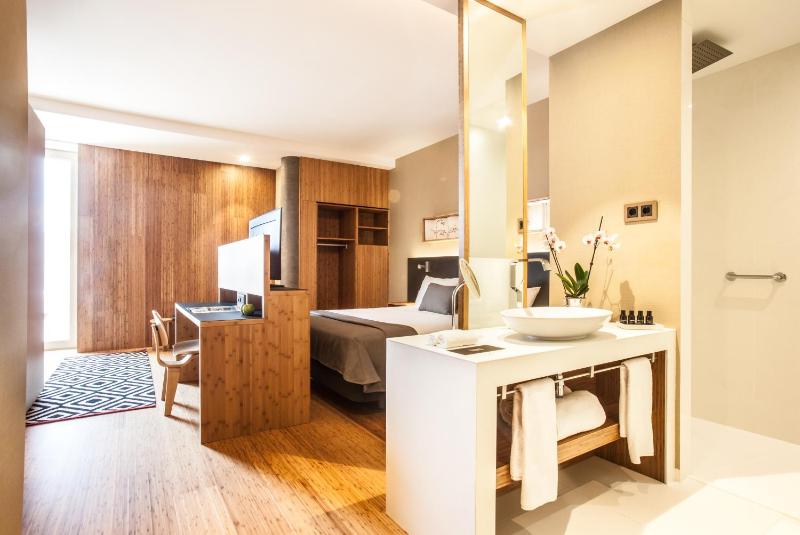 Deluxe Double Room with Balcony image 1