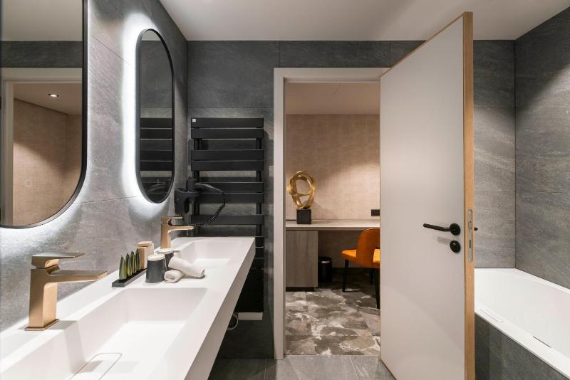 Suite with Spa Bath image 2