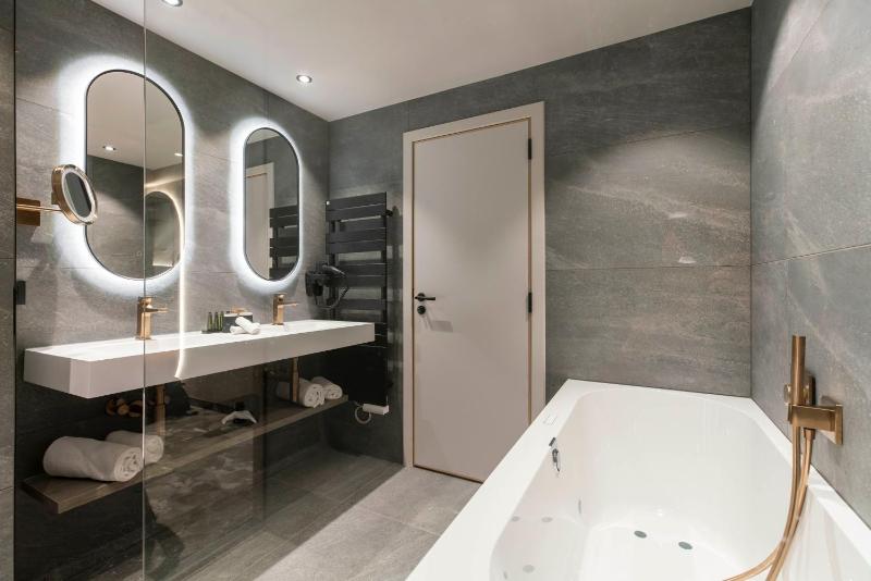 Suite with Spa Bath image 4
