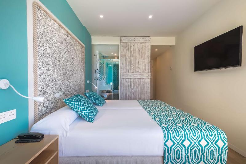 Double or Twin Room with Side Sea View image 3