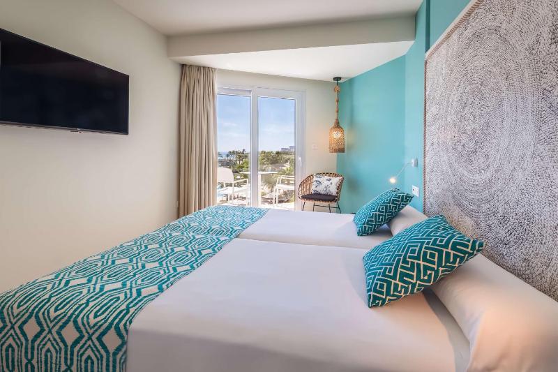 Double or Twin Room with Side Sea View image 4