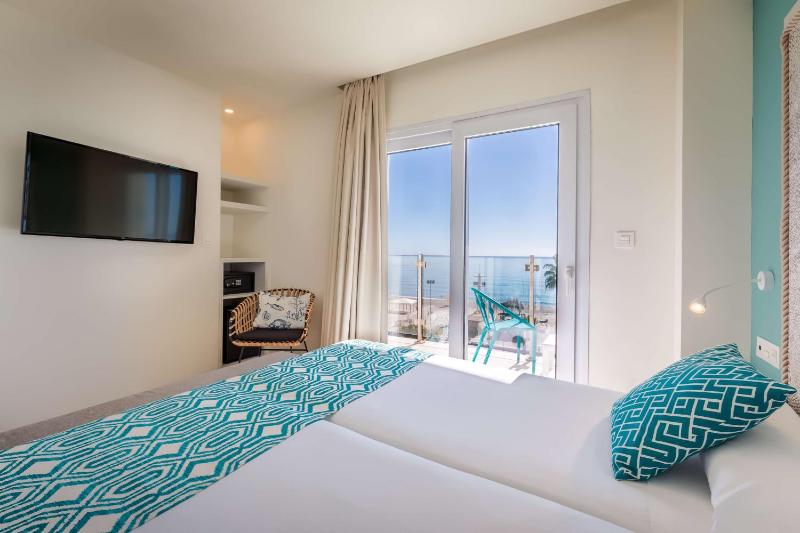 Double Room with Sea View image 3