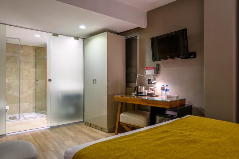 1 Double Bed, Economic Room, Non-Smoking image 3