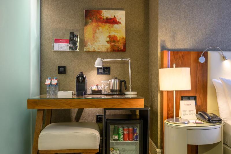 Deluxe King Room - Non-Smoking image 4