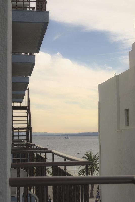 Twin Room with Side Sea View image 4