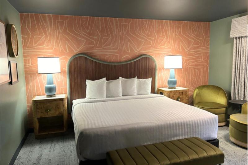 Deluxe King Room image 3