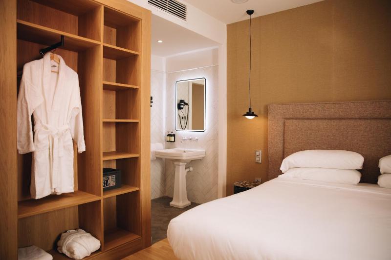 Deluxe Suite image 3