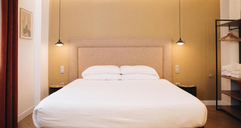 Deluxe Suite with Spa Bath image 1