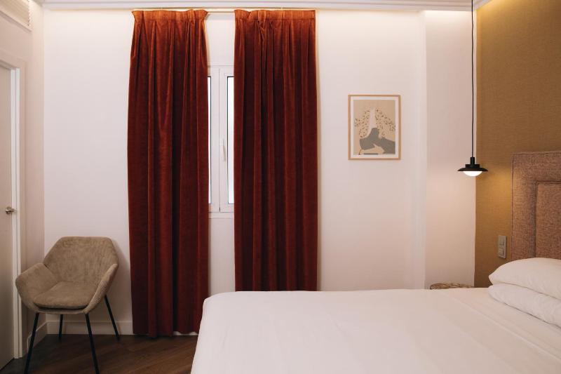 Deluxe Suite with Spa Bath image 2