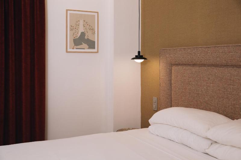 Deluxe Suite with Spa Bath image 3