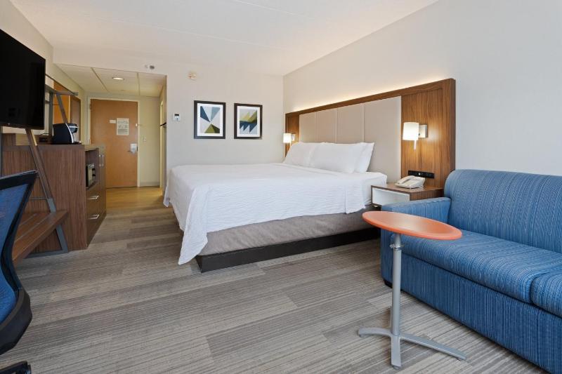 Standard King Room with Sofa Bed - Non-Smoking image 4