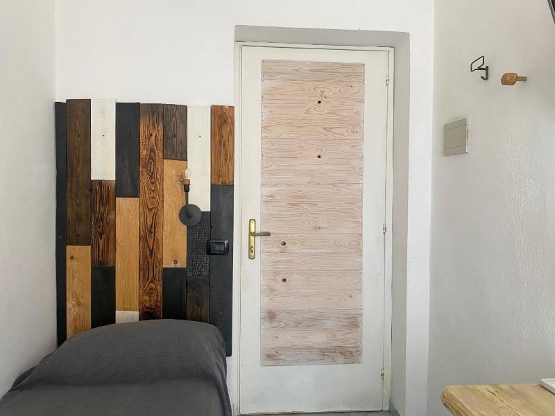 Single Room with Sea View image 4