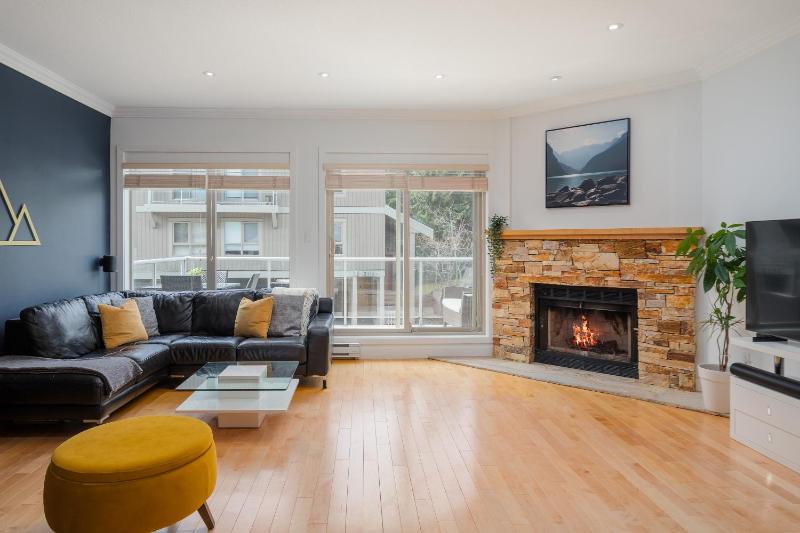4BR in Blueberry Hill Estates Mountain Views Large Family Home Wood Fireplace Balcony - image 30