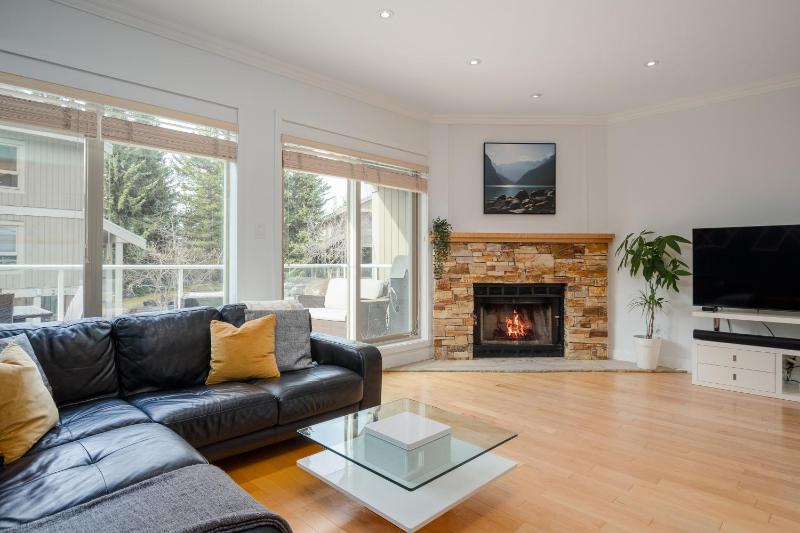 4BR in Blueberry Hill Estates Mountain Views Large Family Home Wood Fireplace Balcony - image 7