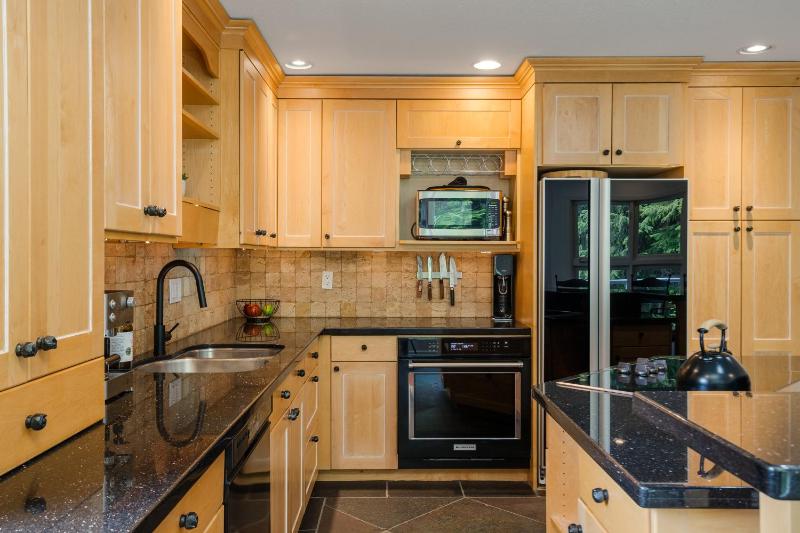 4BR in Blueberry Hill Estates Mountain Views Large Family Home Wood Fireplace Balcony - image 13