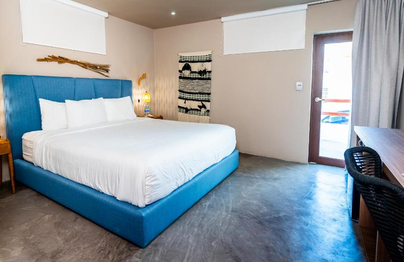 Double Room with Balcony image 4