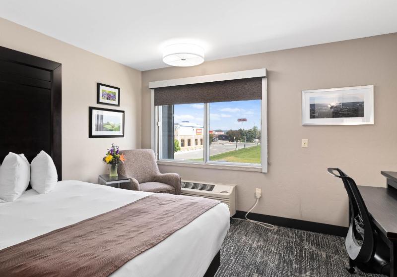 Queen Room with Two Queen Beds image 4