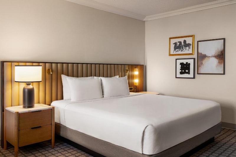 Standard King Room image 3