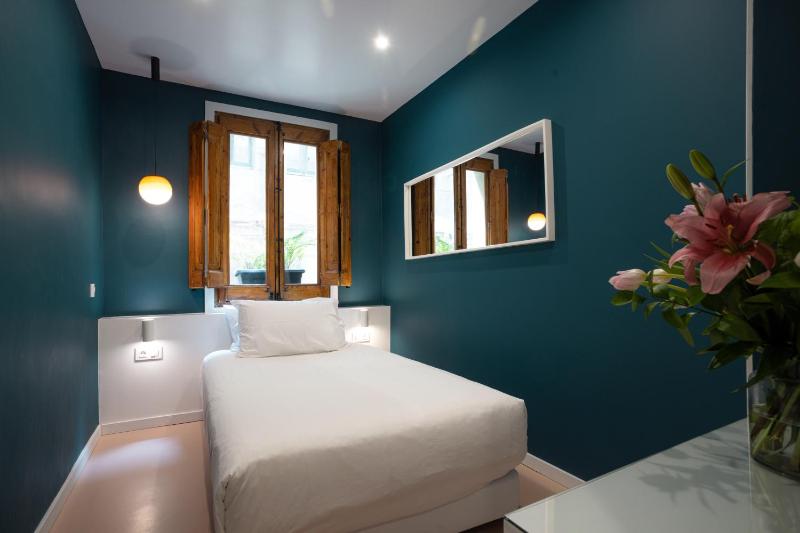 Single Room with Private External Bathroom image 3