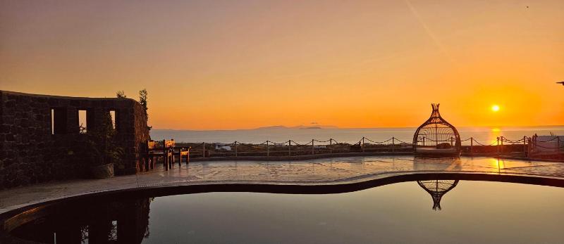 Standard Studio with Pool & Sea View  image 4