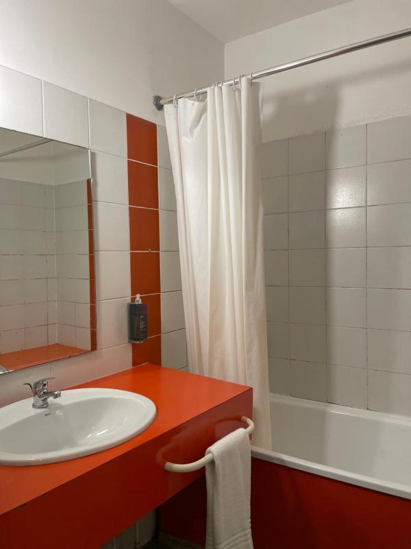 Twin Room image 3