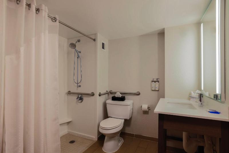 Queen Room - Mobility Access Roll in Shower/Non-Smoking image 4