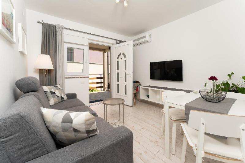Apartment with Garden View image 3