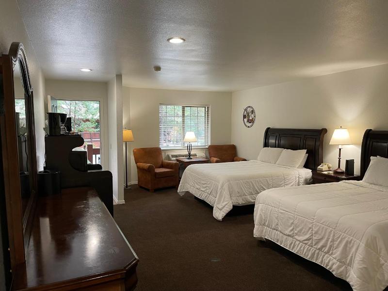 Queen Room with Two Queen Beds - Non-Smoking image 3