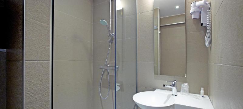 Twin Room image 4