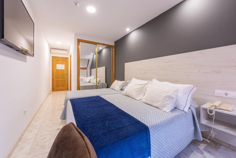 Double Room with Extra Bed image 4