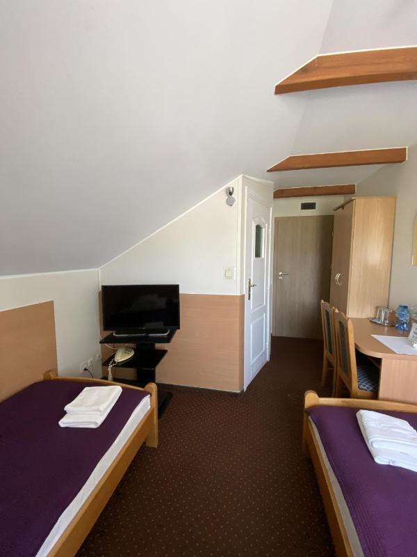 Twin Room with Private Bathroom image 3