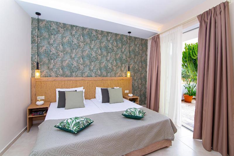 One-Bedroom Apartment with Pool View image 3